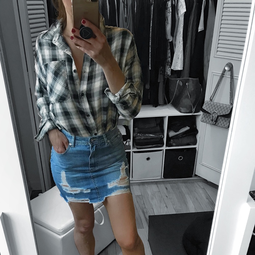 LAST 2✨Distressed Frayed Hem Denim Mini Skirt